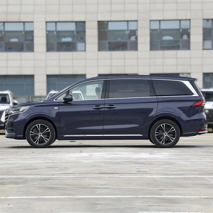 SAIC Roewe IMAX8 Minivan
