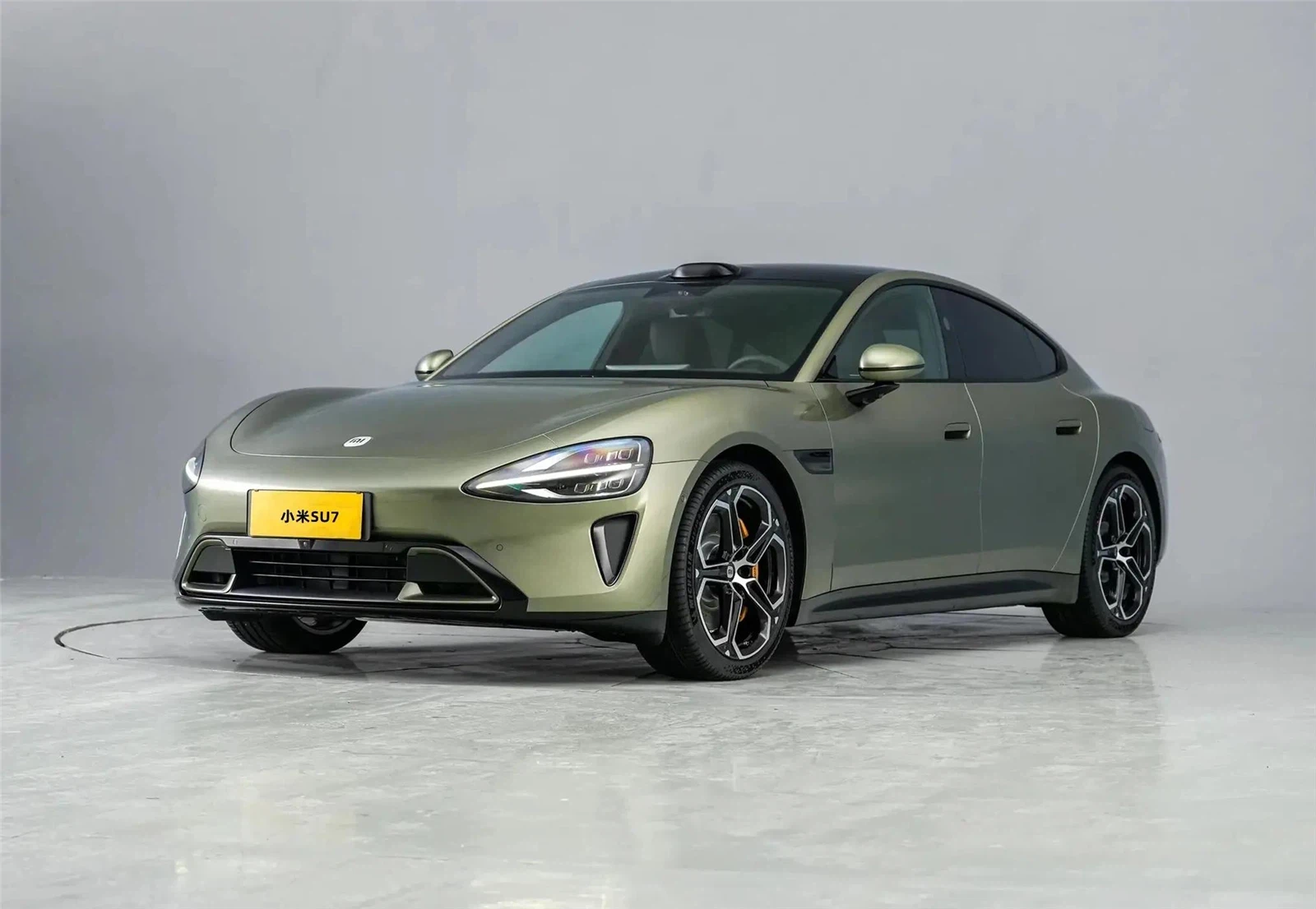 Самостоятельный электрический седан Xiaomi SU7